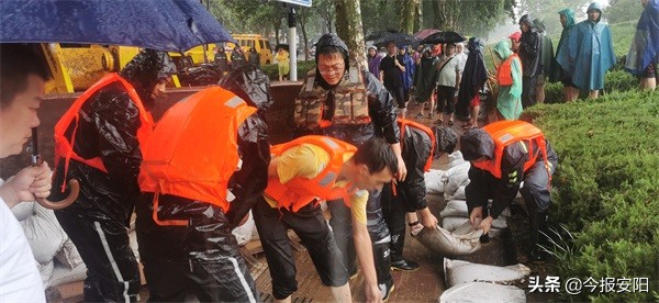 安陽(yáng)益和熱力集團(tuán)30人搶險(xiǎn)隊(duì)逆流而上，奮戰(zhàn)在抗洪一線(xiàn)
